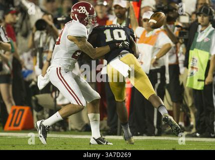 7 janvier 2013 - Miami Gardens, Floride, États-Unis d'Amérique - 7 janvier 2013 : le dos défensif de l'Alabama Dee Milliner (28) brise la passe destinée au récepteur large de notre Dame DaVaris Daniels (10) lors du Discover BCS National Championship entre l'Alabama Crimson Tide et notre Dame Fighting Irish au Sun Life Stadium de Miami Gardens, Floride. L'Alabama a battu notre Dame 42-14.(image crédit : © John Mersits/Cal Sport Media/ZUMAPRESS.com) Banque D'Images