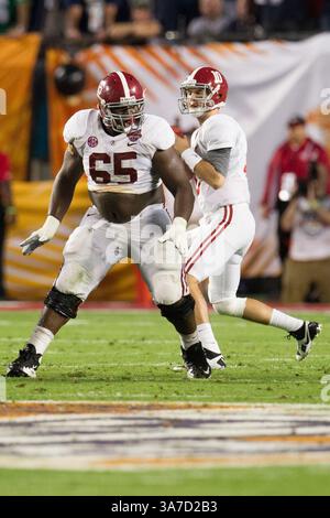 7 janvier 2013 : le linesman offensif de l'Alabama Crimson Tide chance Warmack (65) entre en protection pour le quarterback de l'Alabama Crimson Tide AJ McCarron (10) lors du Discover BCS National Championship entre l'Alabama Crimson Tide et notre Dame Fighting Irish au Sun Life Stadium de Miami Gardens, en Floride. L'Alabama Crimson Tide a battu notre Dame Fighting Irish, 42-14, pour remporter le championnat national BCS. (Crédit image : © Chris Szagola/Cal Sport Media/ZUMAPRESS.com) Banque D'Images