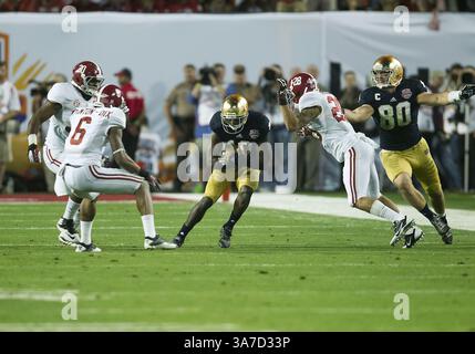 8 janvier 2013 - Miami Gardens, Floride, États-Unis d'Amérique - 7 janvier 2013 : DaVaris Daniels (10), notre Dame Wide Receiver, court à la distance après la capture alors que Dee Milliner (28) tente de faire le tacle lors du Discover BCS National Championship entre l'Alabama Crimson Tide et notre Dame Fighting Irish au Sun Life Stadium de Miami Gardens, en Floride. L'Alabama a battu notre Dame 42-14.(image crédit : © John Mersits/Cal Sport Media/ZUMAPRESS.com) Banque D'Images