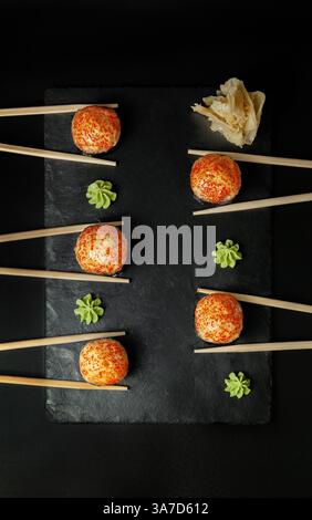 sushi chaud avec des bâtons sur la table. vue de dessus Banque D'Images