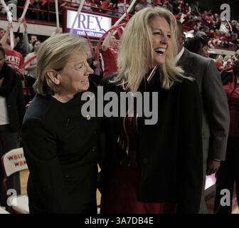 Jan 10, 2013 - Raleigh, Caroline du Nord, États-Unis - KELLIE HARPER, entraîneur-chef de Wolfpack de Caroline du Nord, et SYLVIA HATCHELL, entraîneur-chef de Tar Heels de Caroline du Nord, rient ensemble avant le match au Reynolds Coliseum de Raleigh, NC. Les Tarheels de Caroline du Nord ont battu le Wolfpack de NC State jeudi soir 70-66. (Crédit image : © Wes Hight/ZUMAPRESS.com) Banque D'Images