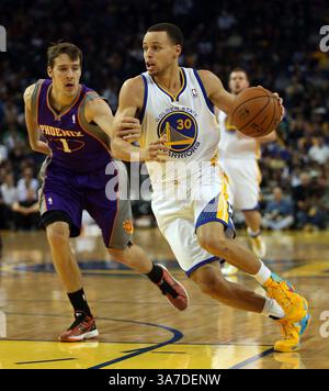 20 février 2013 - Oakland, CA, États-Unis - Stephen Curry (30) des guerriers de l'État d'Or passe devant le Goran Dragic des Suns de Phoenix (1) au cours du premier trimestre à l'Oracle Arena d'Oakland, Californie, le mercredi 20 février 2013. (Crédit image : © Jane Tyska/MCT/ZUMAPRESS.com) Banque D'Images