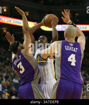 20 février 2013 - Oakland, CA, États-Unis - Harrison Barnes des Golden State Warriors subit les pressions de Jared Dudley (3) et Marcin Gortat (4) des Phoenix Suns au cours du premier trimestre à l'Oracle Arena d'Oakland, Californie, le mercredi 20 février 2013. (Crédit image : © Jane Tyska/MCT/ZUMAPRESS.com) Banque D'Images
