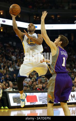 20 février 2013 - Oakland, CA, USA - Jarrett Jack des Golden State Warriors va au panier contre Goran Dragic des Phoenix Suns (1) au cours du deuxième quart-temps à Oracle Arena à Oakland, Californie, le mercredi 20 février 2013. (Crédit image : © Jane Tyska/MCT/ZUMAPRESS.com) Banque D'Images