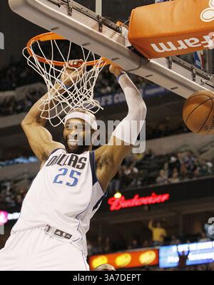 20 février 2013 - Dallas, TX, USA - Vince carter des Dallas Mavericks (25) célèbre un dunk en ruelle lors de la deuxième mi-temps contre le Magic d'Orlando au American Airlines Center de Dallas, Texas, le mercredi 20 février 2013. Dallas a dépassé Orlando, 111-96. (Crédit image : © Brandon Wade/MCT/ZUMAPRESS.com) Banque D'Images