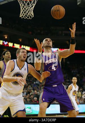 20 février 2013 - Oakland, CA, USA - Marcin Gortat (4) des Suns de Phoenix accapare un rebond de David Lee (10) des Warriors de Golden State au cours du deuxième trimestre à l'Oracle Arena d'Oakland, Californie, le mercredi 20 février 2013. (Crédit image : © Jane Tyska/MCT/ZUMAPRESS.com) Banque D'Images