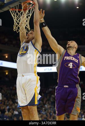 20 février 2013 - Oakland, CA, États-Unis - David Lee des Golden State Warriors passe au cerceau devant Marcin Gortat des Phoenix Suns (4) au cours du premier trimestre à Oracle Arena à Oakland, Californie, le mercredi 20 février 2013. (Crédit image : © Jane Tyska/MCT/ZUMAPRESS.com) Banque D'Images
