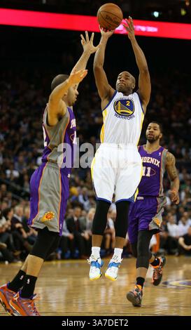 20 février 2013 - Oakland, CA, USA - Jarrett Jack (2) des Golden State Warriors tire sur Kendall Marshall (12) des Phoenix Suns au cours du deuxième quart-temps à Oracle Arena à Oakland, Californie, le mercredi 20 février 2013. (Crédit image : © Jane Tyska/MCT/ZUMAPRESS.com) Banque D'Images