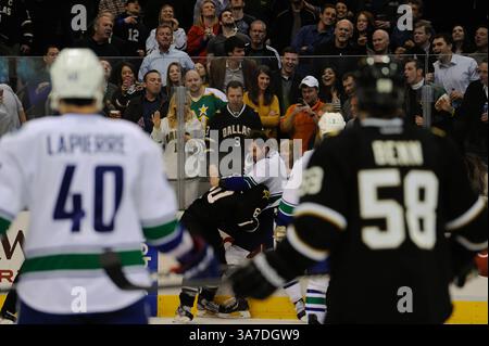21 février 2013 - Dallas, TX, États-Unis d'Amérique - le défenseur des Stars de Dallas, Jordie Benn (58) et l'attaquant des Canucks de Vancouver, Maxim Lapierre (40) regardent l'attaquant des Stars, Antoine Roussel (60) et l'attaquant de Vancouver, Zack Kassian (9) se battre pendant la deuxième période d'un match de hockey dans la LNH au American Airlines Center de Dallas, Texas, le jeudi 21 février 2013.(Credit image : © Michael Prengler/Cal Sport Media/ZUMAPRESS.com) Banque D'Images
