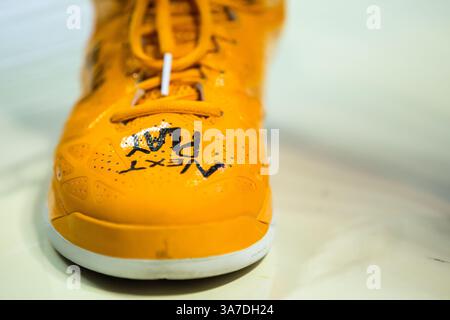 21 février 2013 - Knoxville, TN, États-Unis - 21 février 2013 : l'attaquante Cierra Burdick #11 des Tennessee Lady Volunteers Chaussure avant le match de basket-ball de la NCAA entre les Volontaires Lady de l'Université du Tennessee et les Auburn Tigers au Thompson-Boling Arena à Knoxville, TN(crédit image : © photographe :Tim Gangloff/Cal Sport Media/ZUMAPRESS.com) Banque D'Images