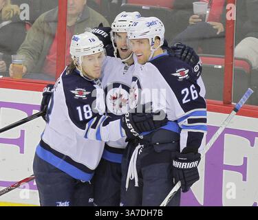 21 février 2013 - Raleigh, Caroline du Nord, U. S - le centre des jets de Winnipeg Bryan Little (18 ans), l'aile gauche des jets de Winnipeg Andrew Ladd (16 ans) et l'aile droite des jets de Winnipeg Blake Wheeler (26 ans) célèbrent un but en première période à l'aréna PNC à Raleigh en Caroline du Nord. Les jets de Winnipeg ont battu les Hurricanes de Caroline 4-3 jeudi soir. (Crédit image : © Wes Hight/ZUMAPRESS.com) Banque D'Images