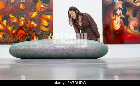 Newport Street Gallery, Londres, Royaume-Uni. 27 mars 2025. Raging Planet, une exposition d’installations, sculptures et peintures d’Angela Bulloch, Roger Hiorns, Oliver Marsden, Hwang Samyong, Bosco Sodi, et Keith Tyson explorant la façon dont les artistes interagissent avec le monde naturel. Image (premier plan) : Hwang Samyong, Pebbles, 2014. Crédit : Malcolm Park/Alamy Live News Banque D'Images