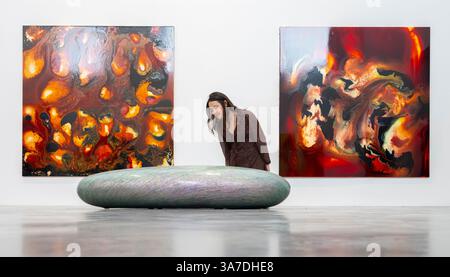 Newport Street Gallery, Londres, Royaume-Uni. 27 mars 2025. Raging Planet, une exposition d’installations, sculptures et peintures d’Angela Bulloch, Roger Hiorns, Oliver Marsden, Hwang Samyong, Bosco Sodi, et Keith Tyson explorant la façon dont les artistes interagissent avec le monde naturel. Image (premier plan) : Hwang Samyong, Pebbles, 2014. Crédit : Malcolm Park/Alamy Live News Banque D'Images