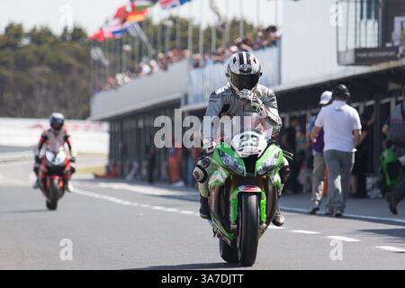 22 février 2013 - Phillip Island, Victoria, Australie - Federico Sandi (ITA) au volant de la Kawasaki ZX-10R (23) de l'équipe Pedercini quittant les stands pour une séance d'entraînement le premier jour du premier tour du Championnat du monde FIM Superbike 2013 à Phillip Island, Australie. (Crédit image : © Sydney Low/ZUMAPRESS.com) Banque D'Images