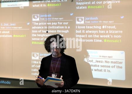 13 février 2013 - Philadelphie, Pennsylvanie, États-Unis - Un écran de projection montre des flux Twitter alors que Jordan Shapiro enseigne sa classe de philosophie à Temple University à Philadelphie, Pennsylvanie, le 13 février 2013. Shapiro encourage les élèves à tweeter leurs célébrations pendant les cours. (Crédit image : © Tom Gralish/MCT/ZUMAPRESS.com) Banque D'Images
