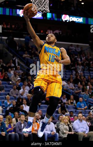 22 février 2013 - Nouvelle-Orléans, Louisiane, États-Unis d'Amérique - 22 février 2013 : Eric Gordon (10 ans), le garde-chasse des Hornets de la Nouvelle-Orléans, marque pendant le match de basket-ball NBA entre les Hornets de la Nouvelle-Orléans et les Mavericks de Dallas à la New Orleans Arena de LA Nouvelle-Orléans, LOUISIANE. (Crédit image : © Jonathan Bachman/Cal Sport Media/ZUMAPRESS.com) Banque D'Images