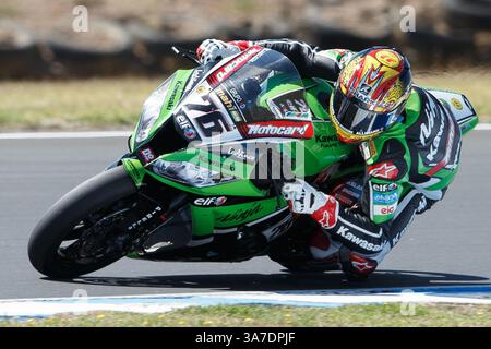 23 février 2013 - Phillip Island, Victoria, Australie - Loris Baz (FRA) au volant de la Kawasaki ZX-10R (76) du Kawasaki Racing Team rounds 11e tour lors d'une séance d'entraînement le deuxième jour du premier tour du Championnat du monde FIM Superbike 2013 à Phillip Island, Australie. (Crédit image : © Sydney Low/ZUMAPRESS.com) Banque D'Images