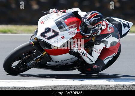 23 fév. 2013 - Phillip Island, Victoria, Australie - Max Neukirchner (GER) au volant de la Ducati Panigale 1199R (27) de l'équipe MR-Racing fait le tour du 11e tour lors d'une séance d'entraînement le deuxième jour du premier tour du Championnat du monde FIM de Superbike 2013 à Phillip Island, Australie. (Crédit image : © Sydney Low/ZUMAPRESS.com) Banque D'Images