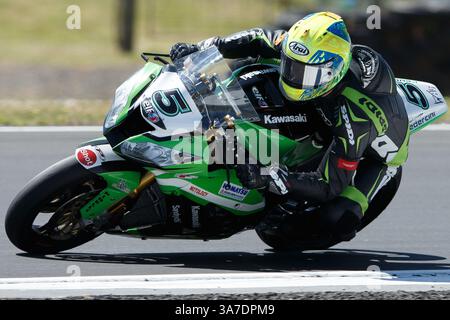 23 février 2013 - Phillip Island, Victoria, Australie - Alexander Lundh (SWE) au volant de la Kawasaki ZX-10R (5) de l'équipe Pedercini Rounds 11e tour lors d'une séance d'entraînement le deuxième jour du premier tour du Championnat du monde FIM Superbike 2013 à Phillip Island, Australie. (Crédit image : © Sydney Low/ZUMAPRESS.com) Banque D'Images