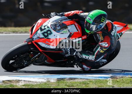 23 février 2013 - Phillip Island, Victoria, Australie - Eugene Laverty (IRL) au volant de l'Aprilia RSV4 1000 Factory (58) de l'Aprilia Racing Team rassemble le 11e tour lors d'une séance d'entraînement le deuxième jour du premier tour du Championnat du monde FIM de Superbike 2013 à Phillip Island, Australie. (Crédit image : © Sydney Low/ZUMAPRESS.com) Banque D'Images