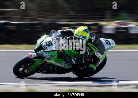 23 février 2013 - Phillip Island, Victoria, Australie - Alexander Lundh (SWE) au volant de la Kawasaki ZX-10R (5) de l'équipe Pedercini Rounds 11e tour lors d'une séance d'entraînement le deuxième jour du premier tour du Championnat du monde FIM Superbike 2013 à Phillip Island, Australie. (Crédit image : © Sydney Low/ZUMAPRESS.com) Banque D'Images