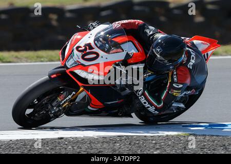 23 fév. 2013 - Phillip Island, Victoria, Australie - Sylvain Guintoli (FRA) au volant de l'Aprilia RSV4 1000 Factory (50) de l'Aprilia Racing Team passe le 11e tour lors d'une séance d'entraînement le deuxième jour du premier tour du Championnat du monde FIM Superbike 2013 à Phillip Island, Australie. (Crédit image : © Sydney Low/ZUMAPRESS.com) Banque D'Images