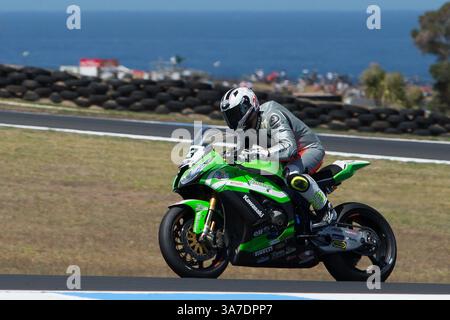 23 fév. 2013 - Phillip Island, Victoria, Australie - Federico Sandi (ITA) au volant de la Kawasaki ZX-10R (23) de l'écurie Pedercini quitte le 10e tour lors d'une séance d'entraînement le deuxième jour du premier tour du Championnat du monde FIM Superbike 2013 à Phillip Island, Australie. Les rondes tournent 11e au cours d'une séance d'essais le deuxième jour du premier tour du Championnat du monde FIM de Superbike 2013 à Phillip Island, en Australie. (Crédit image : © Sydney Low/ZUMAPRESS.com) Banque D'Images