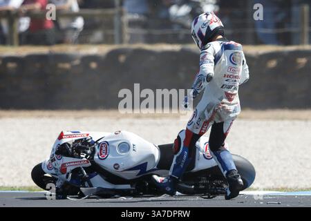 23 février 2013 - Phillip Island, Victoria, Australie - Leon Haslam (GBR) pilotant la Honda CBR1000RR (91) de l'écurie Pata Honda World Superbike Team s'écrase au virage 11 lors d'une séance d'entraînement le deuxième jour de la première ronde du Championnat du monde FIM Superbike 2013 à Phillip Island, Australie. (Crédit image : © Sydney Low/ZUMAPRESS.com) Banque D'Images