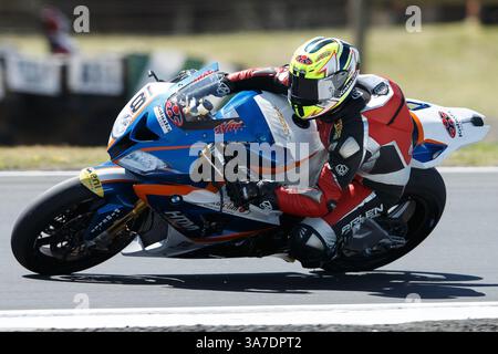 23 fév. 2013 - Phillip Island, Victoria, Australie - Ivan Clementi (ITA) au volant de la BMW S1000 RR (18) de l'écurie HTM Racing fait le tour du 11e tour lors d'une séance d'entraînement le deuxième jour du premier tour du Championnat du monde FIM Superbike 2013 à Phillip Island, Australie. (Crédit image : © Sydney Low/ZUMAPRESS.com) Banque D'Images