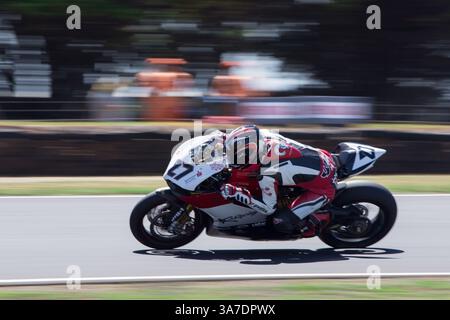 23 fév. 2013 - Phillip Island, Victoria, Australie - Max Neukirchner (GER) au volant de la Ducati Panigale 1199R (27) de l'équipe MR-Racing fait le tour du 11e tour lors d'une séance d'entraînement le deuxième jour du premier tour du Championnat du monde FIM de Superbike 2013 à Phillip Island, Australie. (Crédit image : © Sydney Low/ZUMAPRESS.com) Banque D'Images