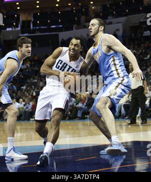 23 février 2013 - Charlotte, NC, U. S - Gerald Henderson des Bobcats de Charlotte se dirige vers le cerceau contre les Nuggets de Denver le 23 février 2013, au Time Warner Cable Arena de Charlotte, en Caroline du Nord (crédit image : © Jeff Hahne/ZUMAPRESS.com) Banque D'Images