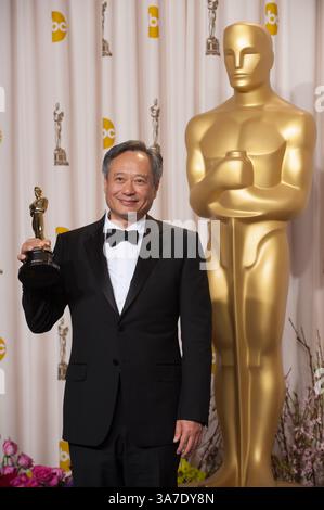24 février 2013 - Hollywood, Californie, États-Unis - après avoir remporté la réalisation de la catégorie en réalisant pour â'Life of Pi', le réalisateur ANG LEE pose dans les coulisses pour la presse avec son Oscar lors de la diffusion en direct sur ABC des Oscars du Dolby Theater. (Crédit image : © AMPAS/ZUMAPRESS.com) Banque D'Images
