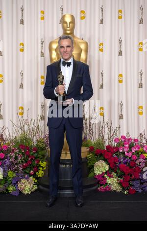 24 février 2013 - Hollywood, Californie, États-Unis - L'acteur DANIEL DAY-LEWIS pose pour la presse avec son Oscar pour la performance d'un acteur dans un rôle principal pour son rôle dans â'Lincoln'. Les Oscars sont présentés en direct sur le réseau de télévision ABC du Dolby Theatre. (Crédit image : © AMPAS/ZUMAPRESS.com) Banque D'Images