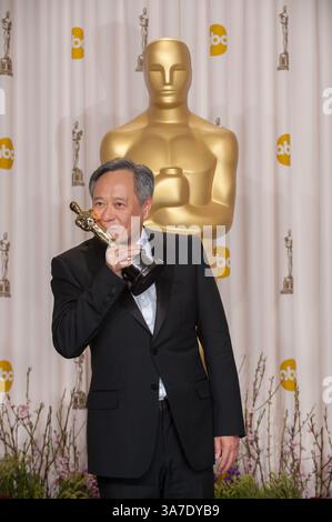 24 février 2013 - Hollywood, Californie, États-Unis - après avoir remporté la réalisation de la catégorie en réalisant pour â'Life of Pi', le réalisateur ANG LEE pose dans les coulisses pour la presse avec son Oscar lors de la diffusion en direct sur ABC des Oscars du Dolby Theater. (Crédit image : © AMPAS/ZUMAPRESS.com) Banque D'Images