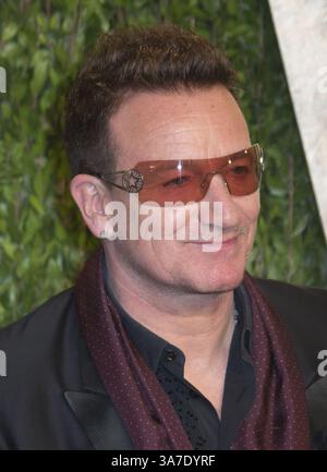 24 février 2013 - West Hollywood, Californie, États-Unis - Bono sur le tapis rouge à la Vanity Fair Oscar Party aux Sunset Towers à West Hollywood, Californie, dimanche 24 février 2013. (Crédit image : © Prensa Internacional/ZUMAPRESS.com) Banque D'Images