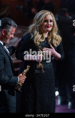 24 février 2013 - Hollywood, Californie, États-Unis - dans la catégorie réalisation musicale écrite pour films (chanson originale), l'Oscar va à 'Skyfall' de 'Skyfall' musique d'ADELE ADKINS et PAUL EPWORTH, paroles d'Adele Adkins et PAUL EPWORTH, lors de la diffusion en direct sur le réseau ABC des Oscars du Dolby Theatre à Hollywood, dimanche (crédit image : © Darren Decker/AMPAS/ZUMAPRESS.com) Banque D'Images