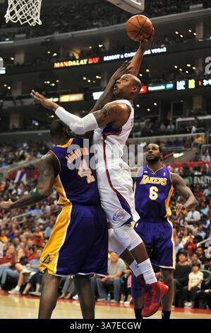 7 avril 2013 Los Angeles, CA. Le petit attaquant des Los Angeles Clippers, Caron Butler, #5, dunks sur les Los Angeles Lakers, emporte l'attaquant Antawn Jamison #4 dans la première moitié du match de basket-ball entre les Los Angeles Lakers et les Los Angeles Clippers au Staples Center de Los Angeles, Californie. Les Los Angeles Clippers battent les Los Angeles Lakers 109-95. Louis Lopez/CSM(Credit image : © Louis Lopez/Cal Sport Media/ZUMAPRESS.com) Banque D'Images