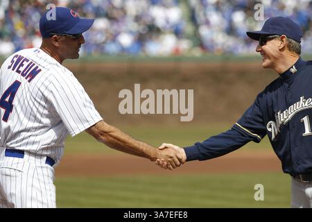 8 avril 2013 - Chicago, il, États-Unis - le manager des Chicago Cubs, Dale Sveum (4 ans), et le manager des Milwaukee Brewers, Ron Roenicke (10 ans), se serrent la main avant le début de leur match au Wrigley Field à Chicago, Illinois, le lundi 8 avril 2013. (Crédit image : © Jose M. Osorio/MCT/ZUMAPRESS.com) Banque D'Images
