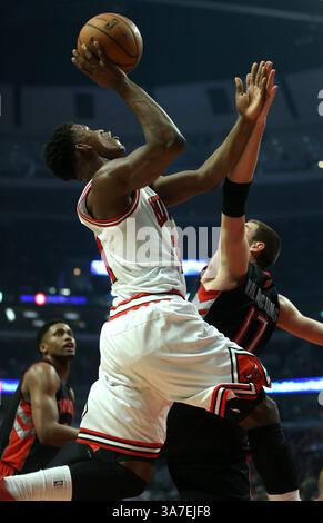 9 avril 2013 - Chicago, il, USA - Jimmy Butler (21 ans) des Bulls de Chicago affronte Jonas Valanciunas (17 ans) des Raptors de Toronto en première mi-temps au United Center de Chicago, Illinois, le mardi 9 avril 2013. (Crédit image : © Chris Sweda/MCT/ZUMAPRESS.com) Banque D'Images