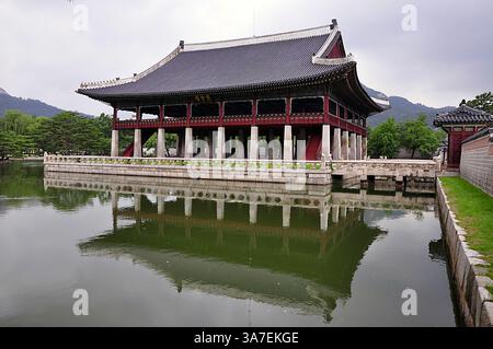 11 juillet 2011 - Séoul, Corée du Sud - Gyeonghoeru, également connu sous le nom de Pavillon Gyeonghoeru, est une salle utilisée pour organiser des banquets importants et spéciaux pendant la dynastie Joseon. Il s'agit d'un important monument national enregistré sous le nom de Trésor national de Corée n° 224 le 8 janvier 1985. Le premier Gyeonghoeru a été construit en 1412, la 12e année du règne du roi Taejong, mais a été incendié lors des invasions japonaises de Corée en 1592. Le bâtiment actuel a été construit en 1867 (la 4ème année du règne du roi Gojong) sur une île d'un lac artificiel rectangulaire qui est de 128 m de large et 113 Banque D'Images