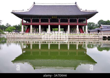 11 juillet 2011 - Séoul, Corée du Sud - Gyeonghoeru, également connu sous le nom de Pavillon Gyeonghoeru, est une salle utilisée pour organiser des banquets importants et spéciaux pendant la dynastie Joseon. Il s'agit d'un important monument national enregistré sous le nom de Trésor national de Corée n° 224 le 8 janvier 1985. Le premier Gyeonghoeru a été construit en 1412, la 12e année du règne du roi Taejong, mais a été incendié lors des invasions japonaises de Corée en 1592. Le bâtiment actuel a été construit en 1867 (la 4ème année du règne du roi Gojong) sur une île d'un lac artificiel rectangulaire qui est de 128 m de large et 113 Banque D'Images