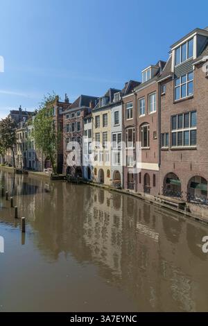 Maisons verticales hautes le long du canal Oudegracht à Utrecht. Un ciel bleu. Banque D'Images