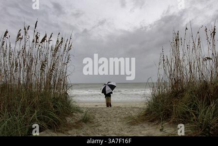 26 octobre 2012 - Garden City, SC, États-Unis - L'ouragan Sandy reste au large, vu d'un point d'accès à la plage à l'extrémité nord de Pawleys Island, Caroline du Sud, samedi 27 octobre 2012. (Crédit image : © Steve Jessmore/MCT/ZUMAPRESS.com) Banque D'Images