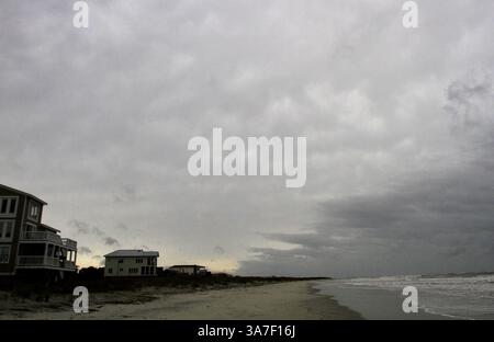 26 octobre 2012 - Garden City, SC, États-Unis - L'ouragan Sandy reste au large, vu d'un point d'accès à la plage à l'extrémité nord de Pawleys Island, Caroline du Sud, samedi 27 octobre 2012. (Crédit image : © Steve Jessmore/MCT/ZUMAPRESS.com) Banque D'Images