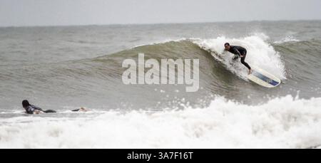 26 octobre 2012 - Garden City, SC, États-Unis - Un surfeur de longboard pénètre alors que les vagues se lèvent le long de Garden City Beach, Caroline du Sud, avant l'ouragan Sandy tôt le samedi 27 octobre 2012. (Crédit image : © Matt Silfer/MCT/ZUMAPRESS.com) Banque D'Images