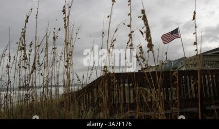 26 octobre 2012 - Garden City, SC, États-Unis - L'ouragan Sandy est resté au large, vu d'un point d'accès à la plage à l'extrémité nord de Pawleys Island, Caroline du Sud, samedi 27 octobre 2012. (Crédit image : © Steve Jessmore/MCT/ZUMAPRESS.com) Banque D'Images