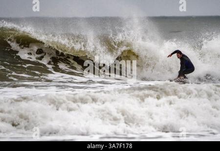 26 octobre 2012 - Garden City, SC, États-Unis - Aaron Wagner de Garden City, Caroline du Sud, brave de forts courants de déchirure pour essayer de surfer sur les modestes houles le long de Garden City Beach qui débarquent avant l'ouragan Sandy, samedi 27 octobre 2012. (Crédit image : © Matt Silfer/MCT/ZUMAPRESS.com) Banque D'Images