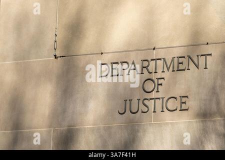 Le lettrage sur le côté du bâtiment du siège du ministère de la Justice à Washington, DC. Banque D'Images