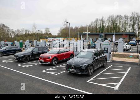 USAGE ÉDITORIAL UNIQUEMENT L'ouverture officielle du Superhub de recharge de véhicule électrique ultra-rapide (EV) le plus grand et le plus avancé d'InstaVolt à Winchester. Date de la photo : jeudi 27 mars 2025. Banque D'Images