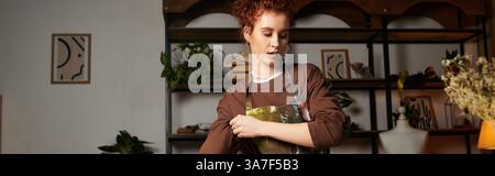 Une artisanale talentueuse travaille passionnément sur son projet DIY dans un atelier moderne. Banque D'Images